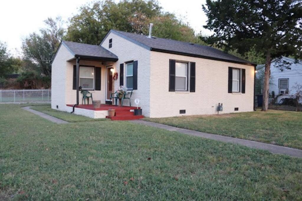 Charming 2 Bedroom Retreat Minutes From Downtown Tulsa Exterior photo